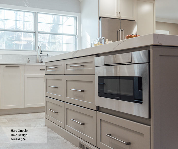 Monochromatic Casual Maple Kitchen Cabinets