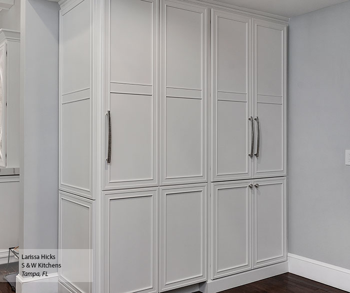 Transitional Maple Kitchen Cabinets in Pearl